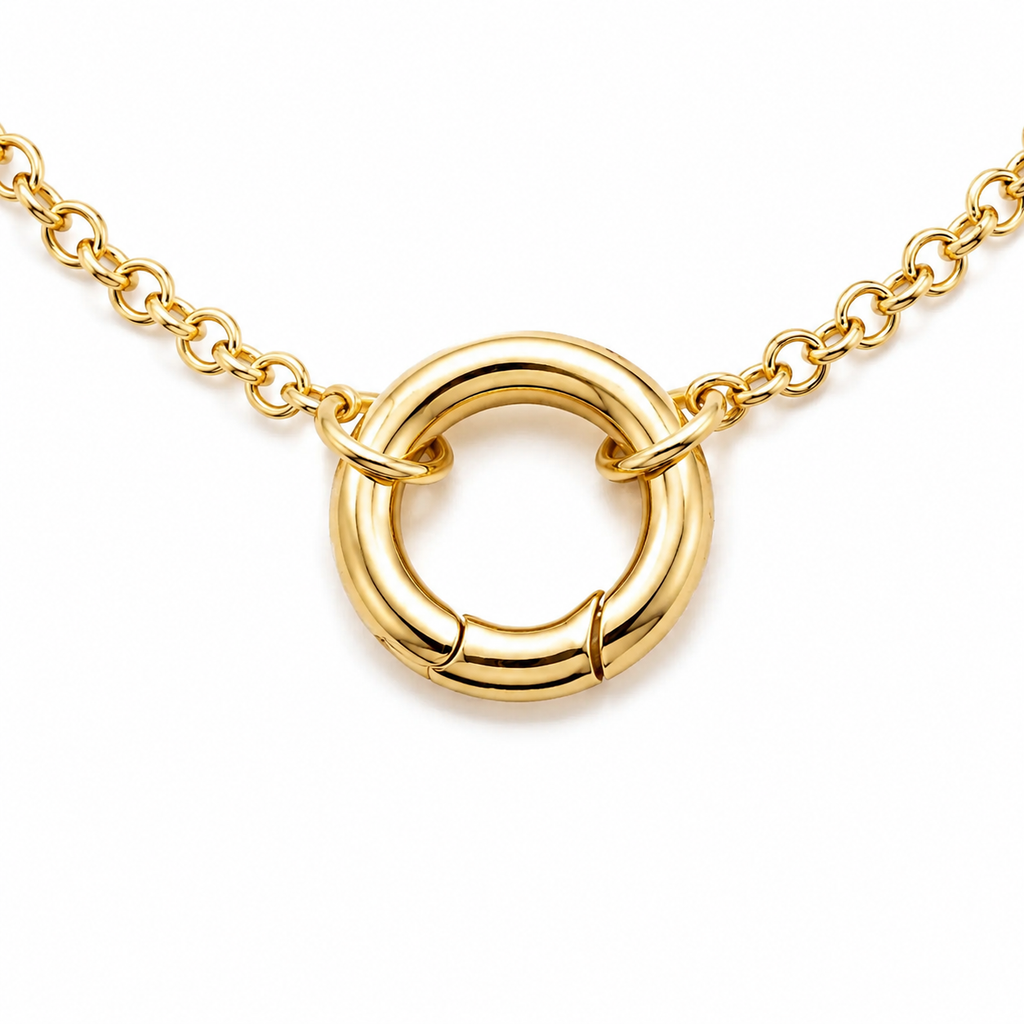 Detalle del broche carabiner y cadena rolo 18K Gold Filled sobre fondo blanco
